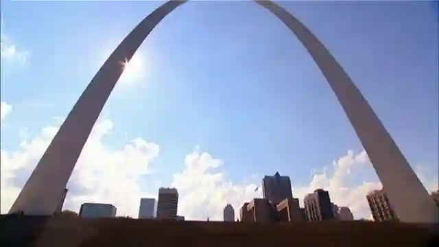 exploring-unique-live-work-spaces-in-downtown-st-louis-with-hgtvs-heather-and-aaron